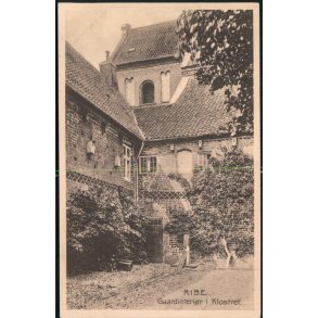 Ribe - Gaardinteri�r i Klosteret - Stender 185
