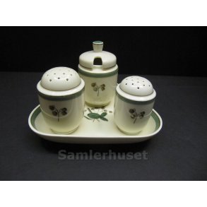 Hjertegrs Bakke med salt/peber/Sennepskrukker.